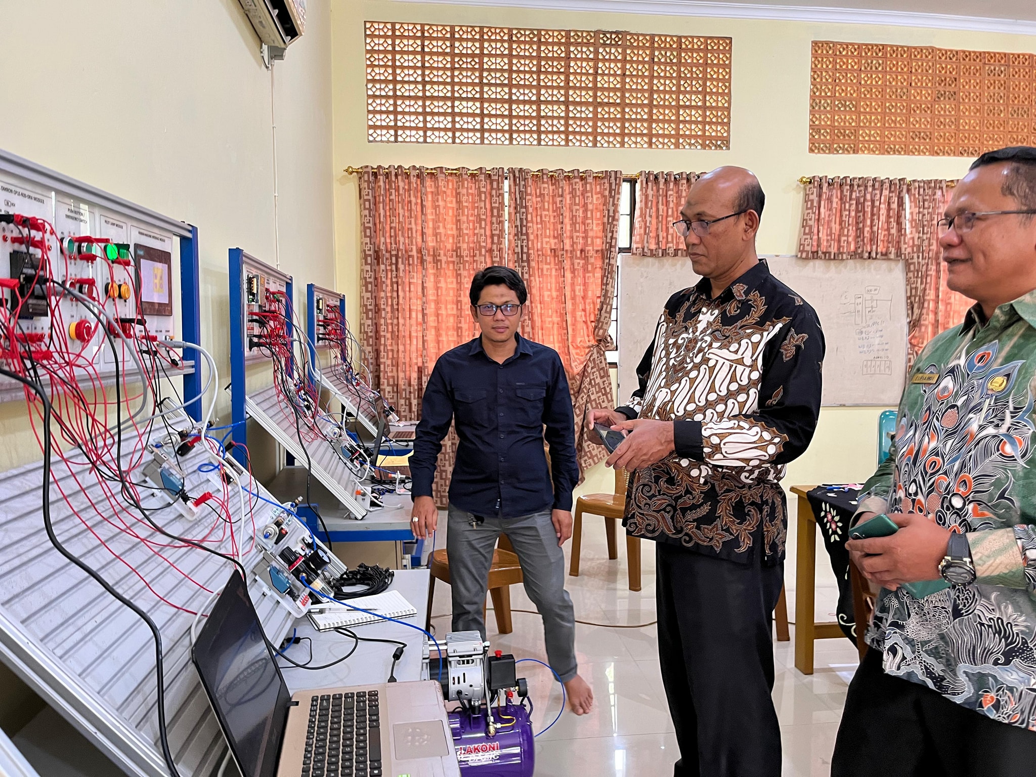 Teknik Elektronika Industri